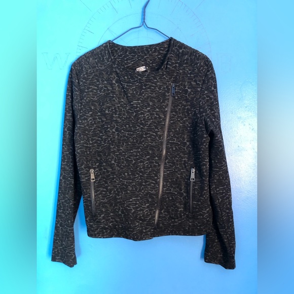 Sharp 2 piece skirt blazer set, looks - Picture 3 of 3